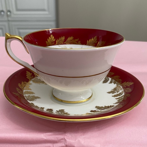 VTG AYNSLEY FINE BONE CHINA RED, WHITE AND GOLD FOOTED TEACUP AND SAUCER - Picture 3 of 11